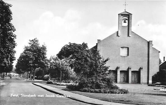 Kerken Zeist0021.jpg - De Sionskerk werd in 1951 gebouwd naar ontwerp van de architecten G. van Pothoven en H. van Pothoven.